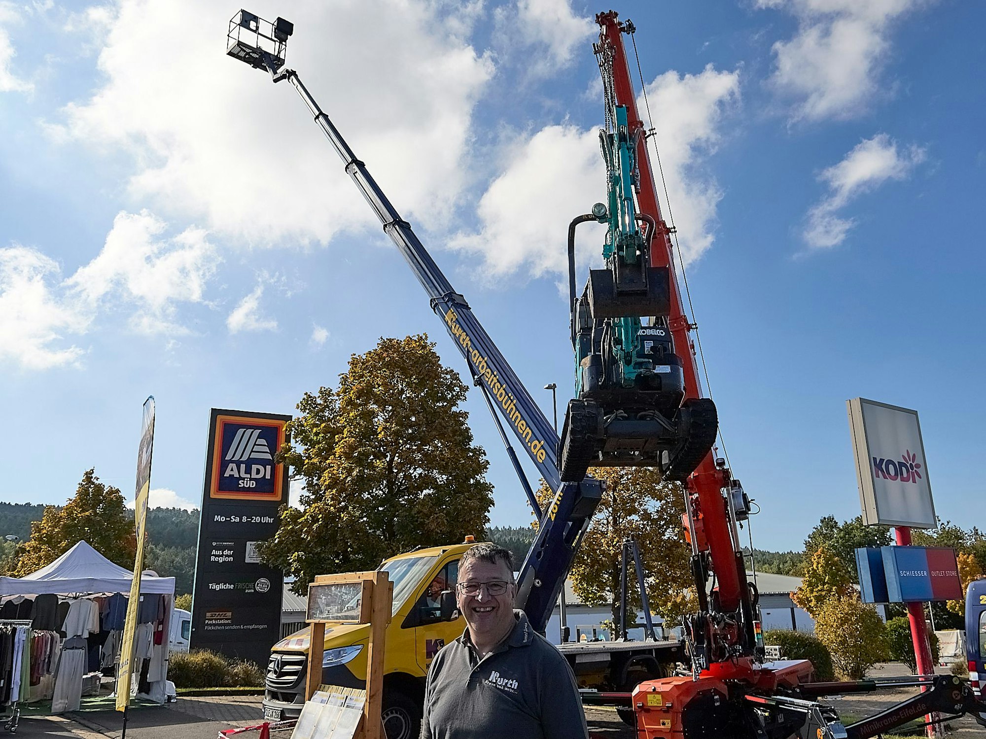 Ein Mann in einem Poloshirt steht vor mobilen Liften.