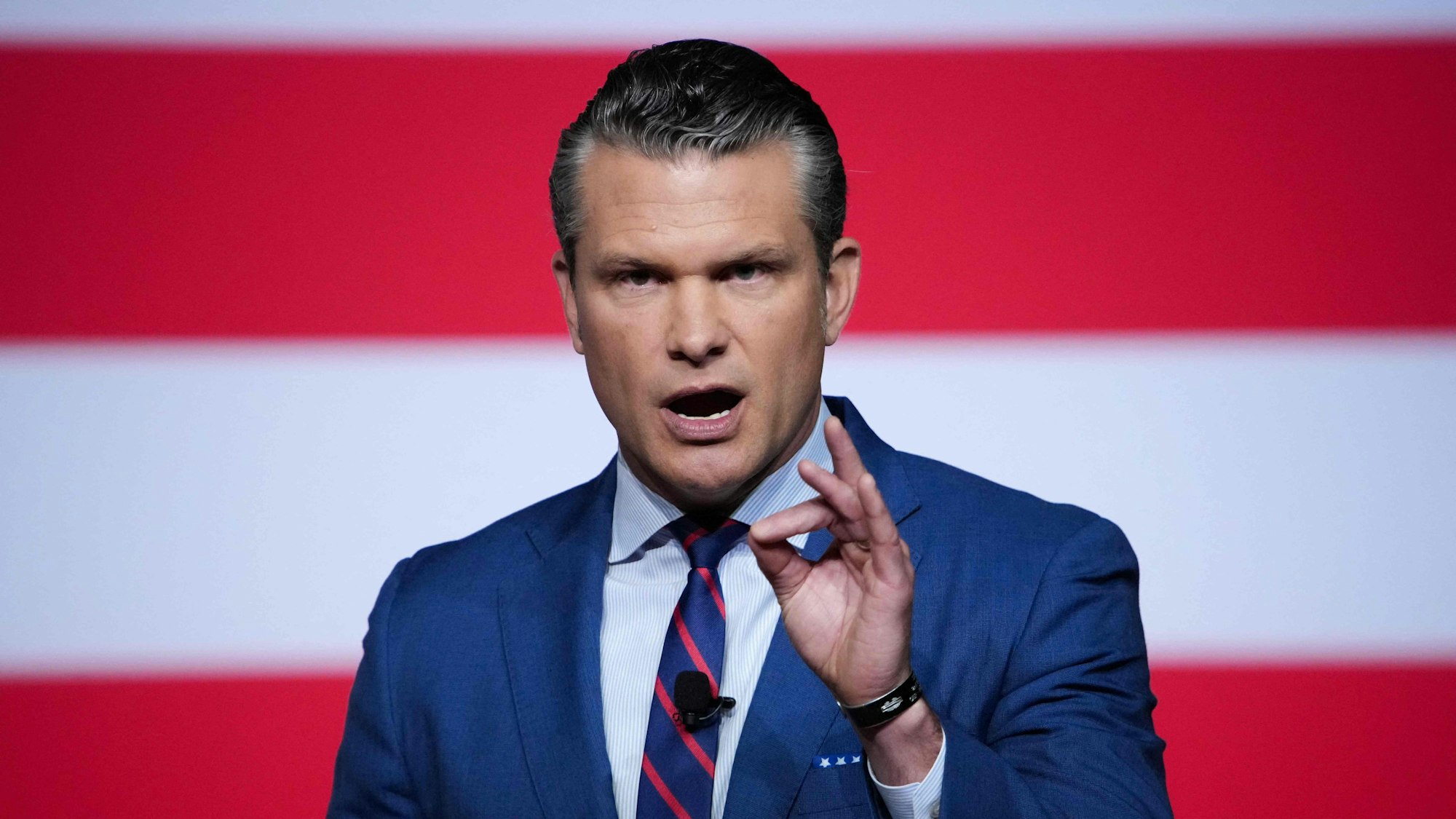 US-Kriegsminister Pete Hegseth auf der Bühne in Quantico. (Archivbild)