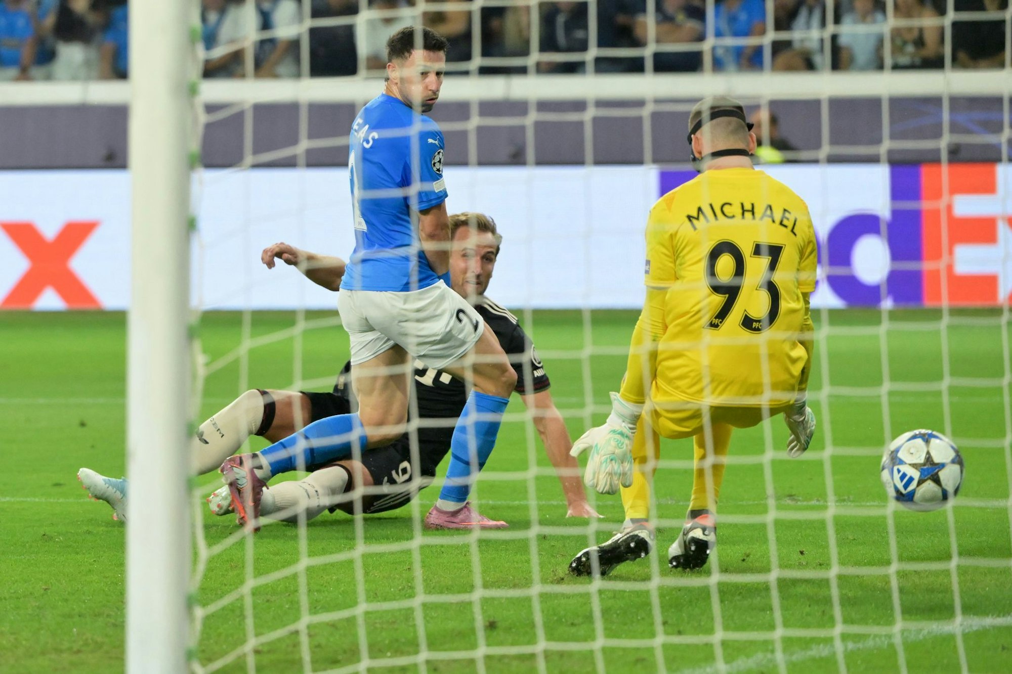 Harry Kane (am Boden) trifft nach einer feinen Einzelaktion zum 4:0.