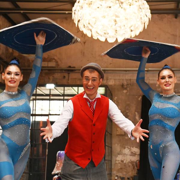 Das Foto zeigt ein Bild von Künstlern des 10. Kölner Weihnachtscircus.