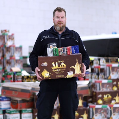 Jens Ahland vom Hauptzollamt Köln präsentiert den sichergestellten Kaffee in einer Lagerhalle.