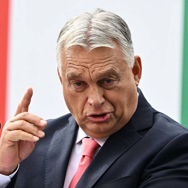 Der ungarische Ministerpräsident Viktor Orbán steht vor einer Fahne seines Landes und hält eine Rede.