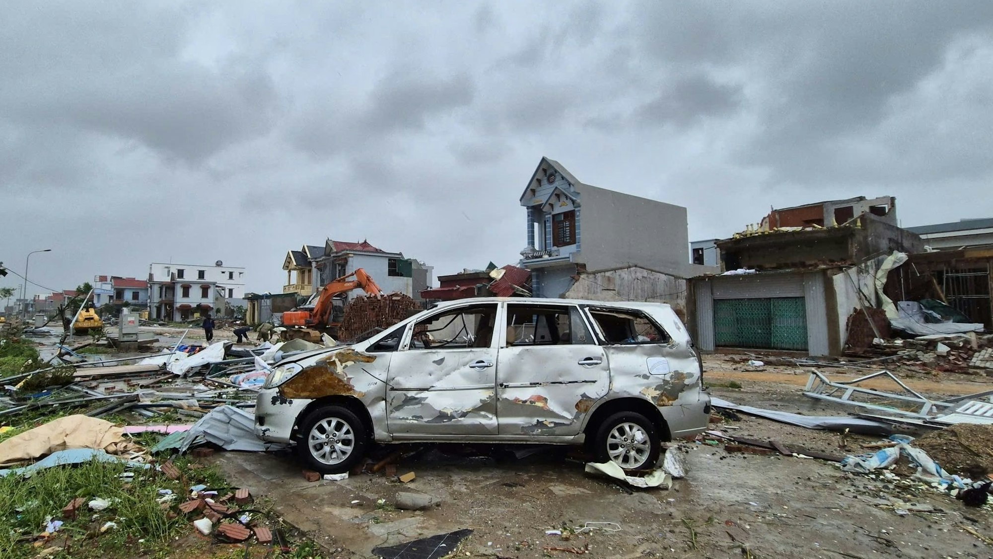 Der Tropensturm war am Sonntag in Vietnam auf Land getroffen.