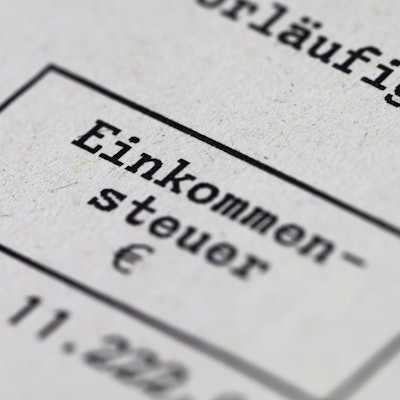 Ein Steuerbescheid mit dem Vermerk «Einkommensteuer» liegt auf einem Tisch. Ehegattensplitting bleibt: Die Union stellt sich gegen Reformvorschläge im Steuerrecht. (Symbolbild)