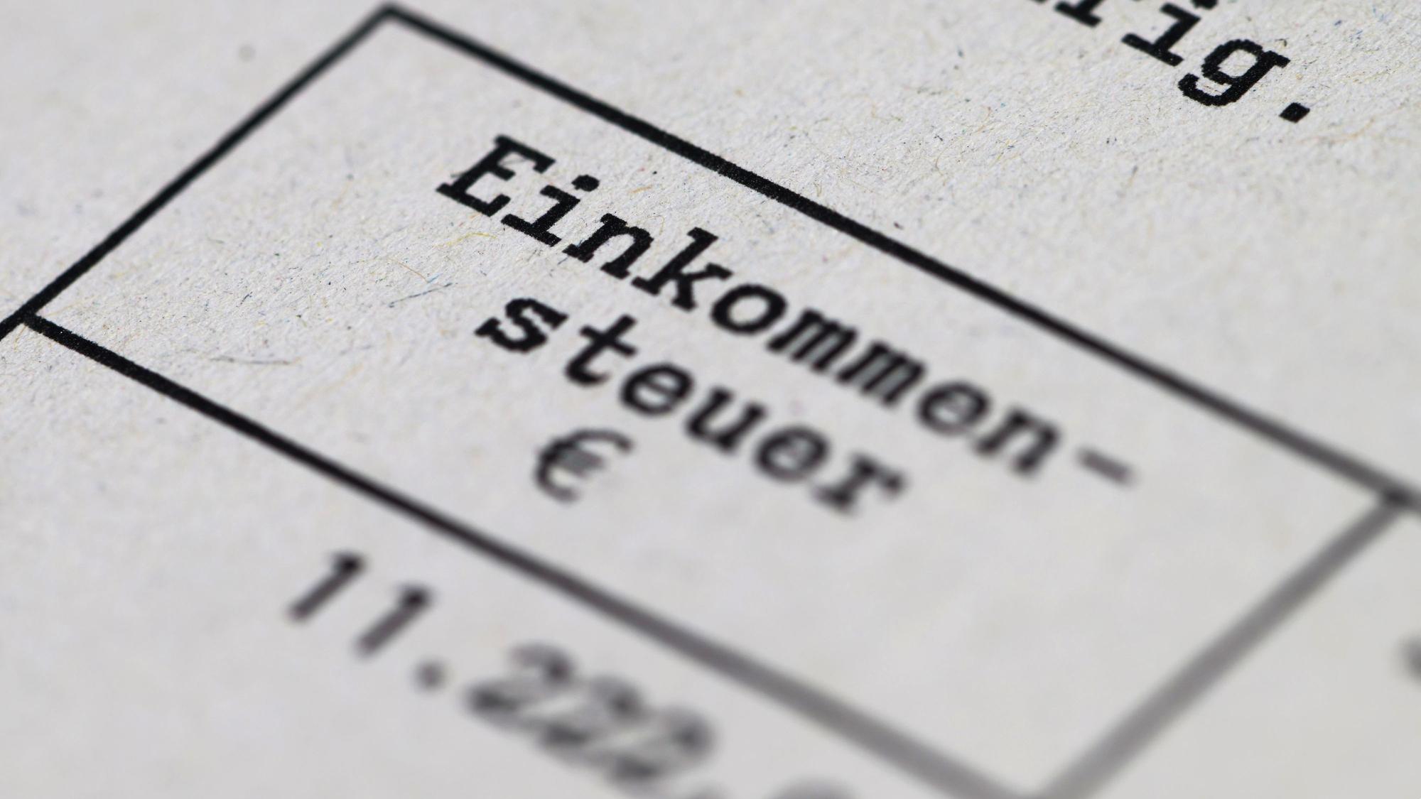 Ein Steuerbescheid mit dem Vermerk «Einkommensteuer» liegt auf einem Tisch. Ehegattensplitting bleibt: Die Union stellt sich gegen Reformvorschläge im Steuerrecht. (Symbolbild)