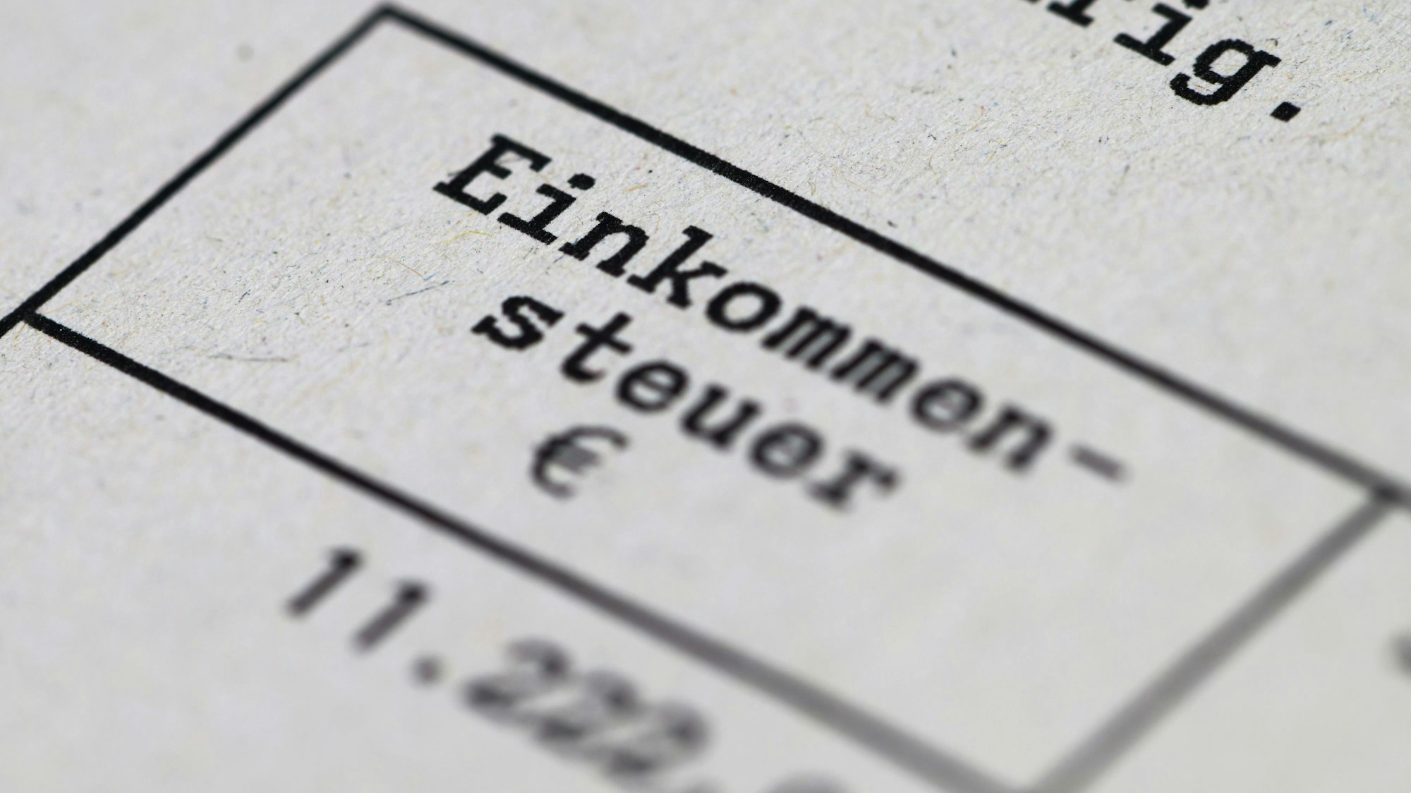 Ein Steuerbescheid mit dem Vermerk «Einkommensteuer» liegt auf einem Tisch. Ehegattensplitting bleibt: Die Union stellt sich gegen Reformvorschläge im Steuerrecht. (Symbolbild)