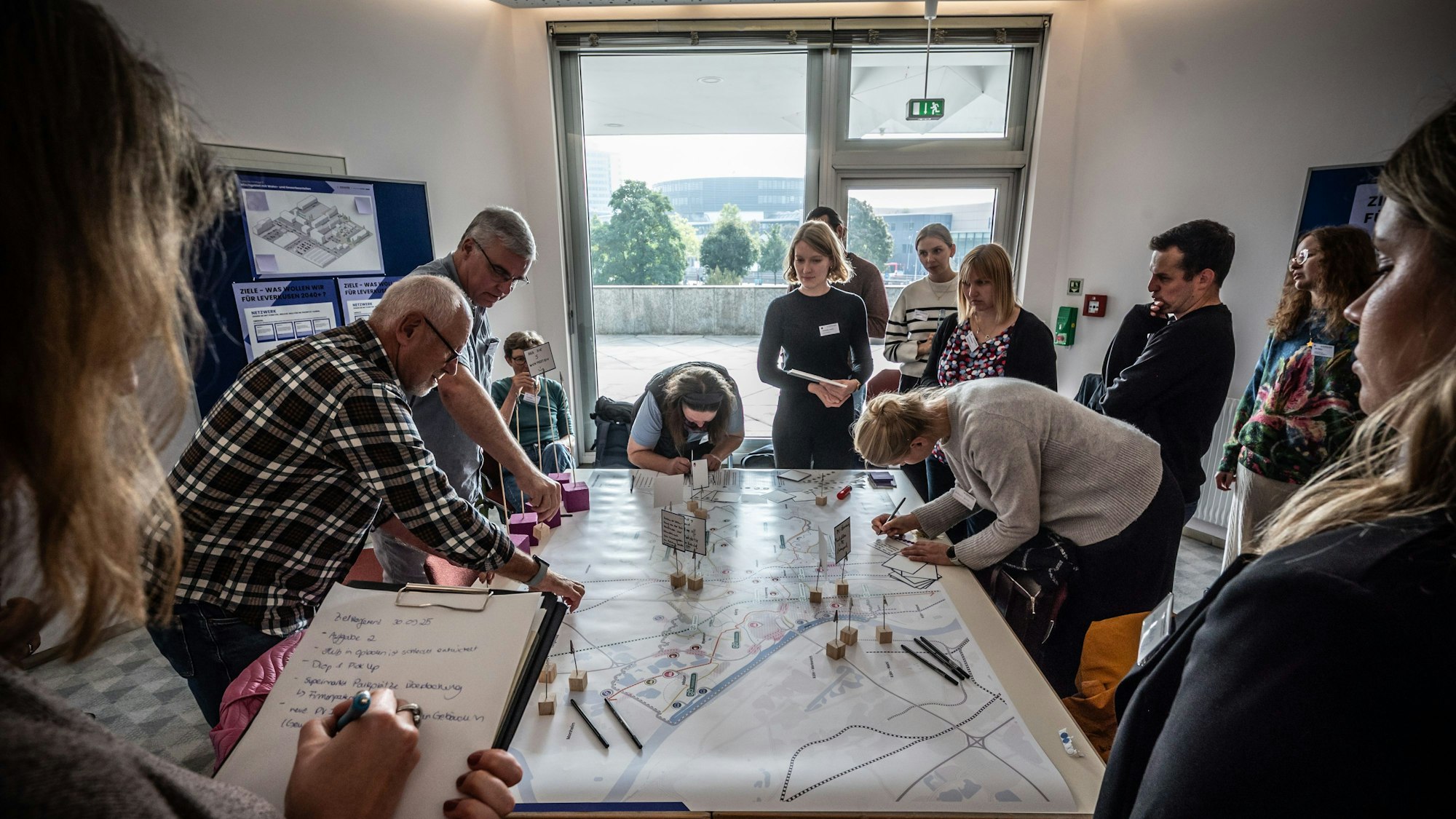 In Arbeitsräumen beteiligen sich Bürgerinnen und Bürger an der Zukunfts-Konferenz „Leverkusen 2040+“.