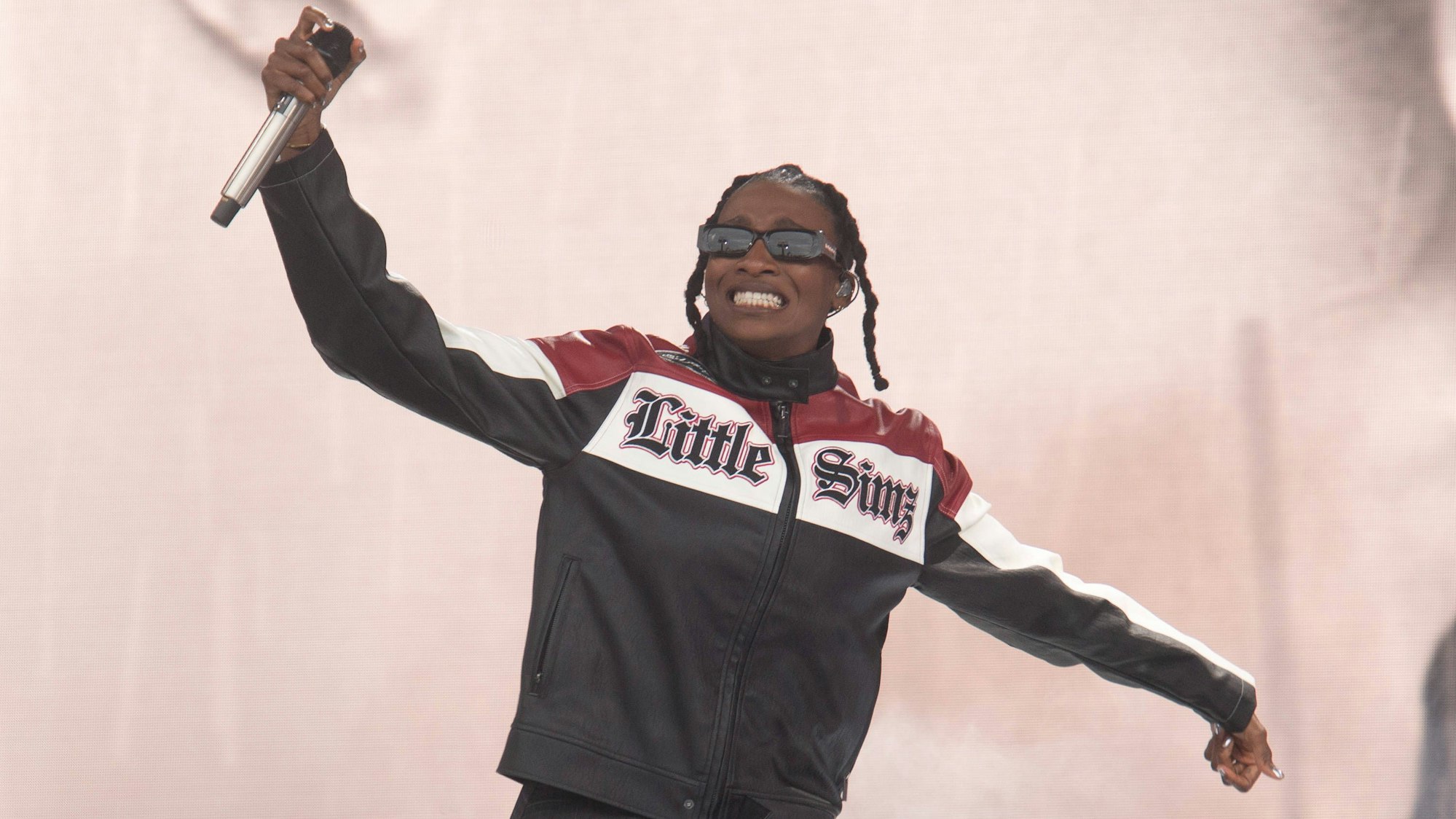 Little Simz tritt beim Glastonbury Festival 2024 am Samstag auf – Worthy Farm, Pilton, Glastonbury. Die englische Rapperin Little Simz tritt am Samstag, dem 29. Juni 2024, beim Glastonbury Festival 2024 auf der Pyramid Stage in Worthy Farm, Pilton, Glastonbury, England, Großbritannien, auf.