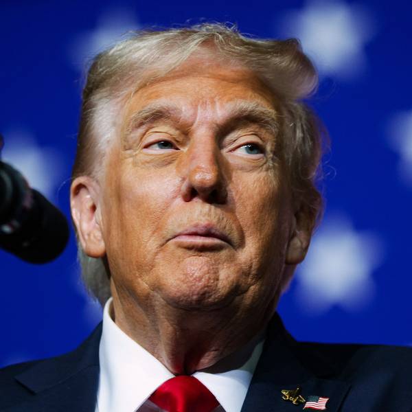 US-Präsident Donald Trump steht auf der Bühne, vor ihm ist ein Mikrofon positioniert.