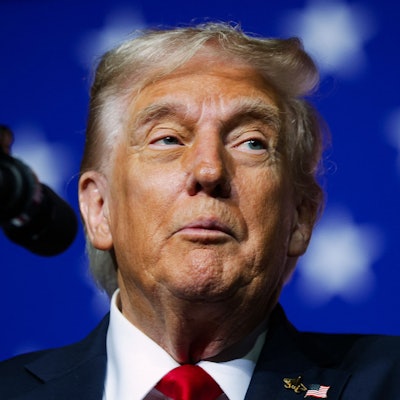 US-Präsident Donald Trump steht auf der Bühne, vor ihm ist ein Mikrofon positioniert.