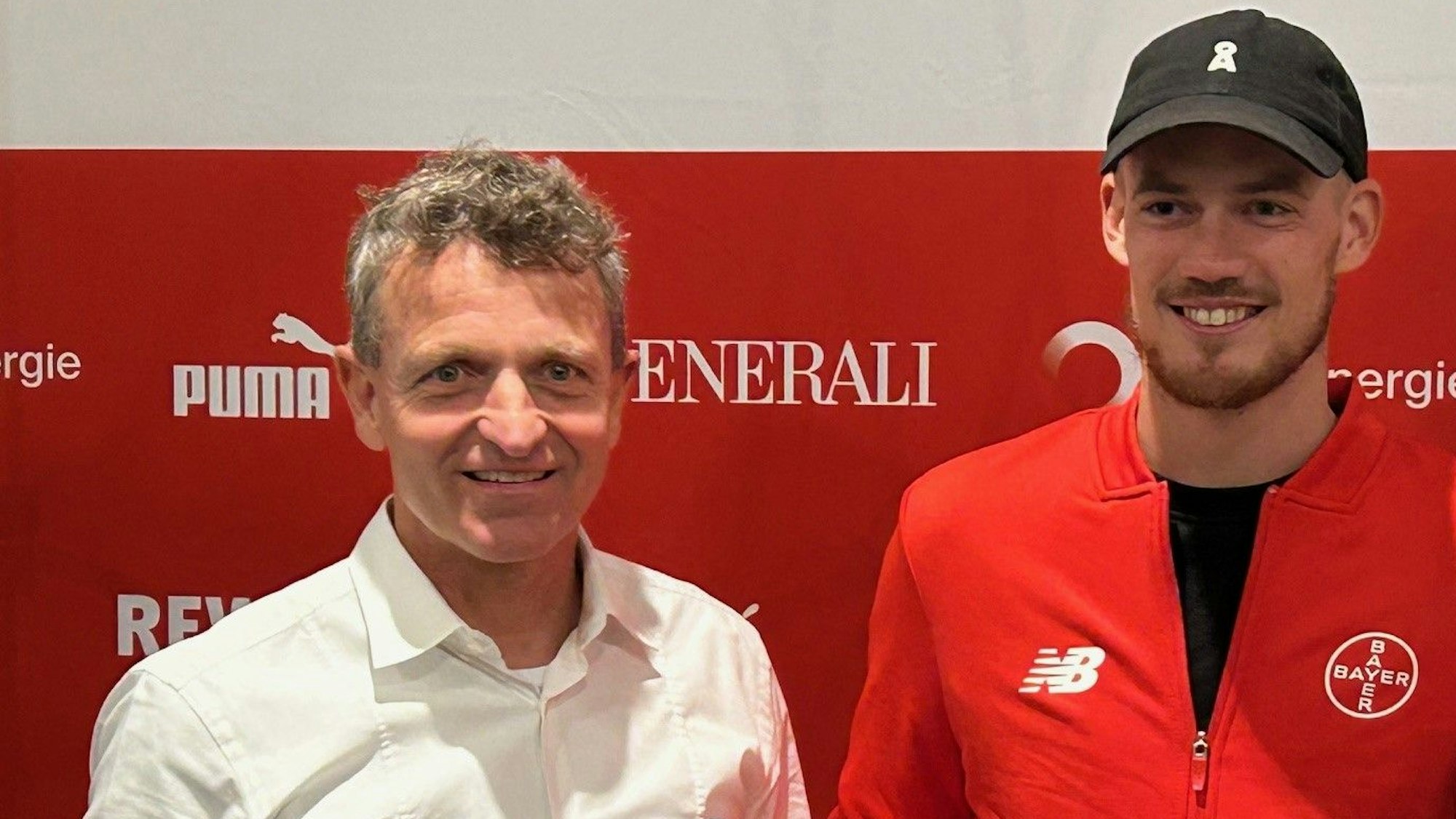 Renndirektor Markus Frisch und Marathonläufer Jonathan Dahlke (r.), der mit einer Zielzeit unter 2:15 Stunden zumindest als schnellster Kölner in Ziel kommen dürfte.