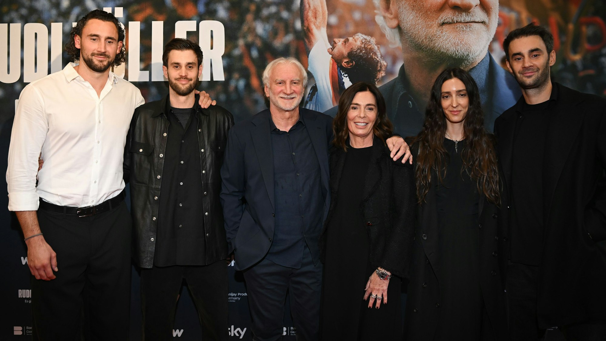 Rudi Völler steht mit Ehefrau Sabrina und den Kindern Marco, Kevin, Greta und Bryan auf dem roten Teppich.