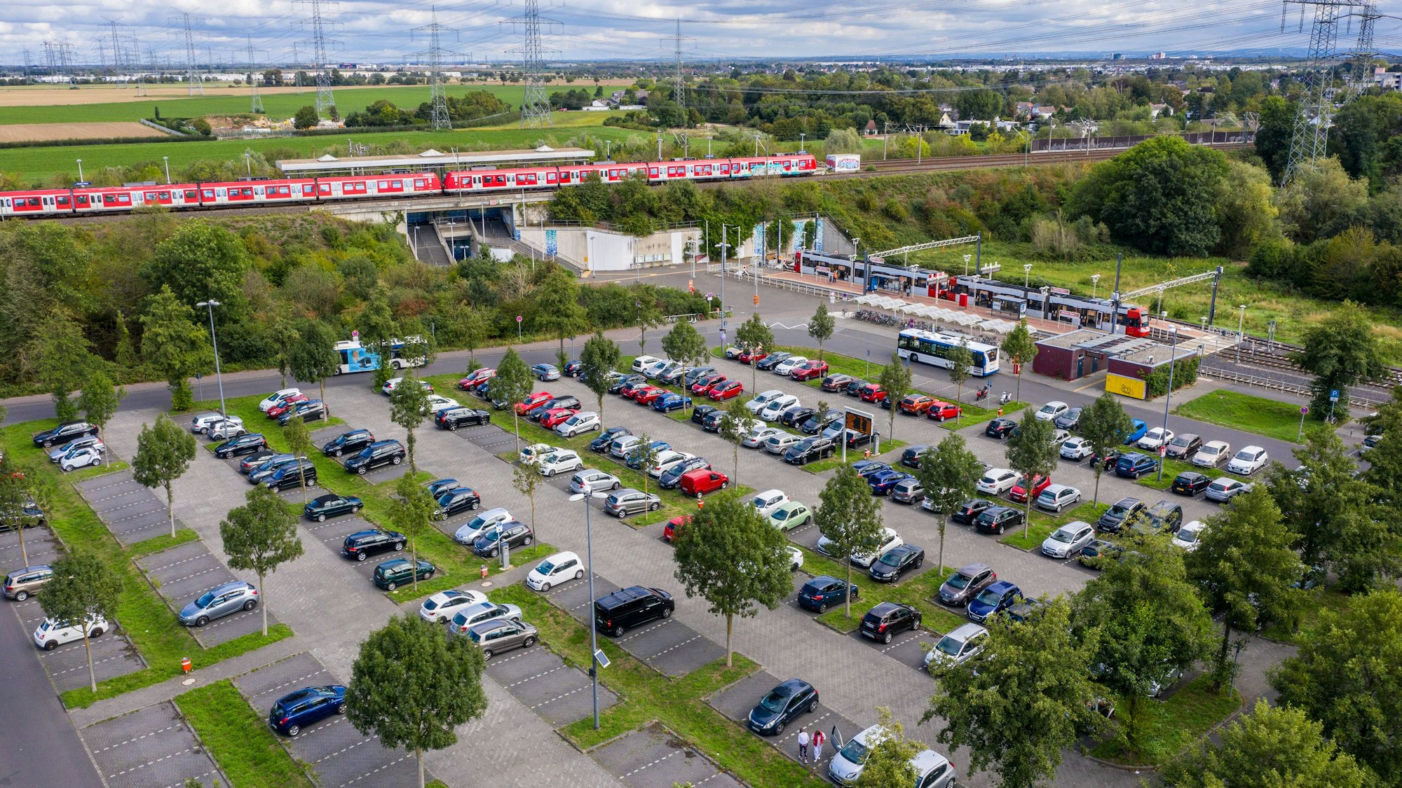 P+R-Anlage Weiden West Pendler Mobilität Anbindung Parkplatz Bus Strassenbahn Zug Köln Luftbild Drohnenfoto 29.08.2020 Foto: Uwe Weiser