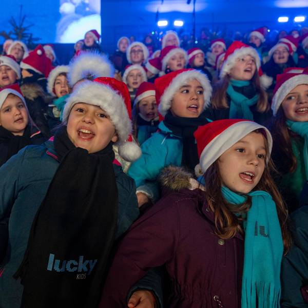 Kinder der Lucky Kids bei „Loss mer Weihnachtsleeder singe“ im Stadion.