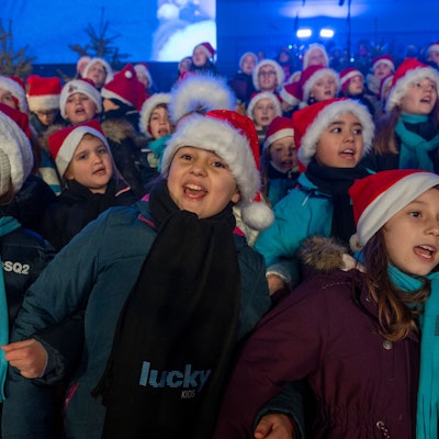 Kinder der Lucky Kids bei „Loss mer Weihnachtsleeder singe“ im Stadion.