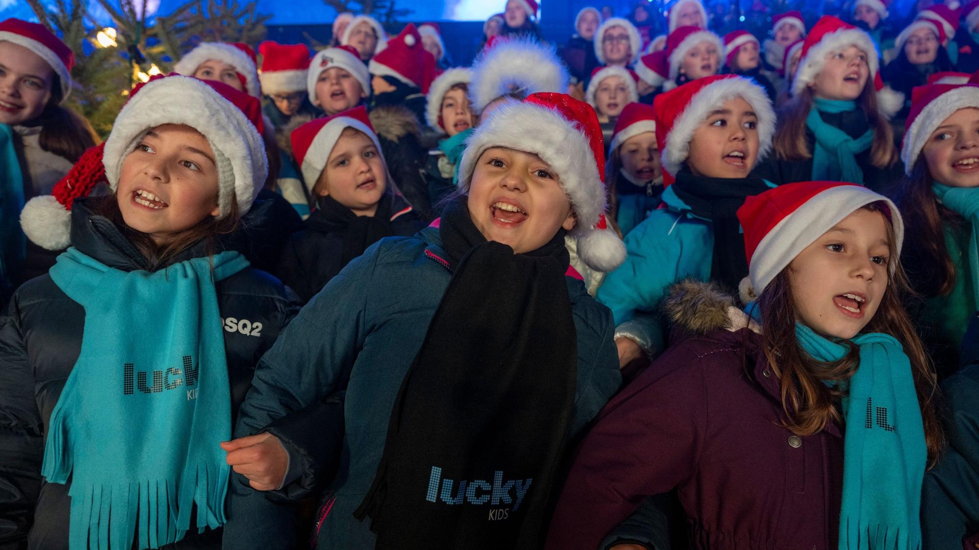 Kinder der Lucky Kids bei „Loss mer Weihnachtsleeder singe“ im Stadion.