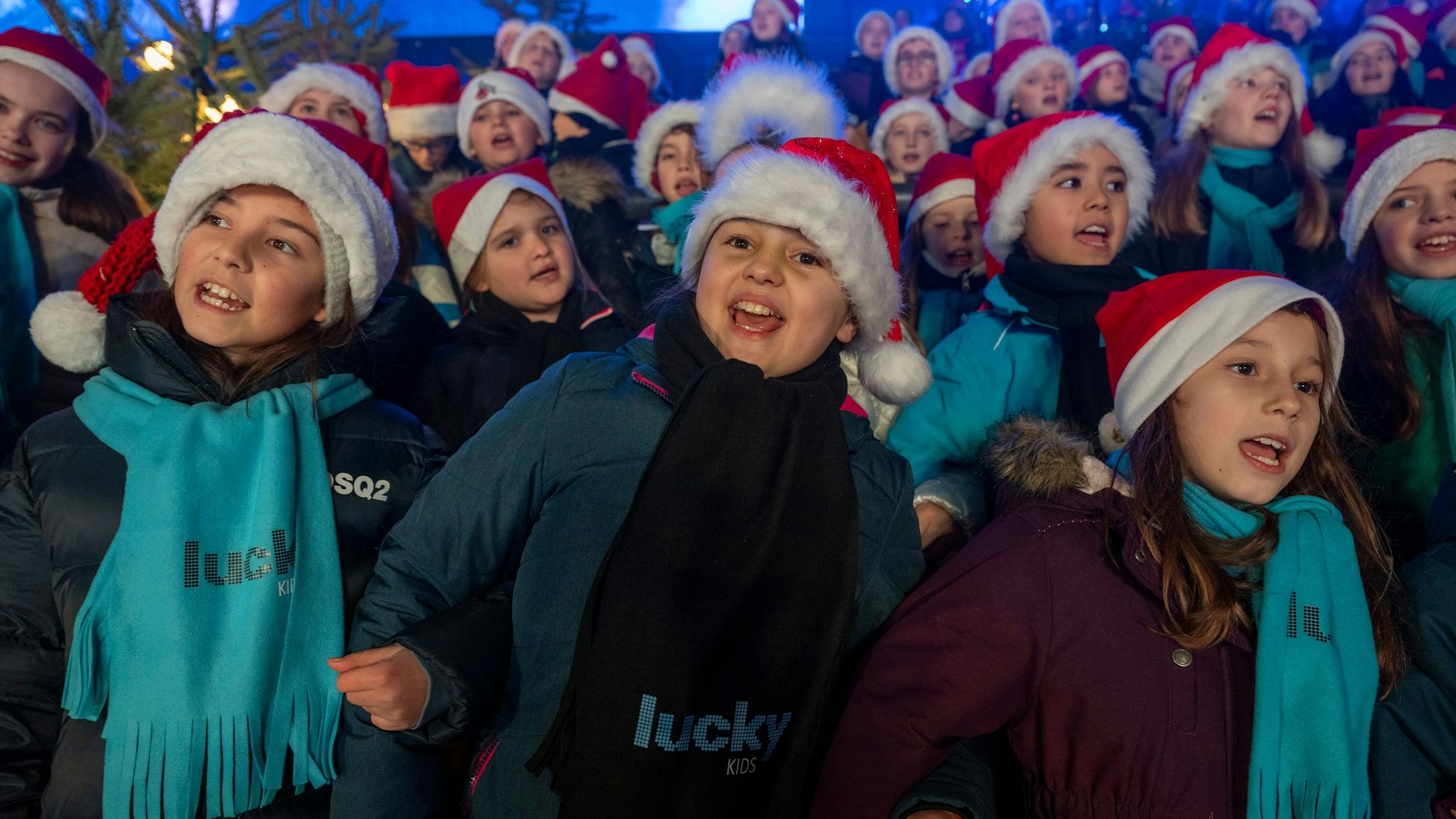 Kinder der Lucky Kids bei „Loss mer Weihnachtsleeder singe“ im Stadion.