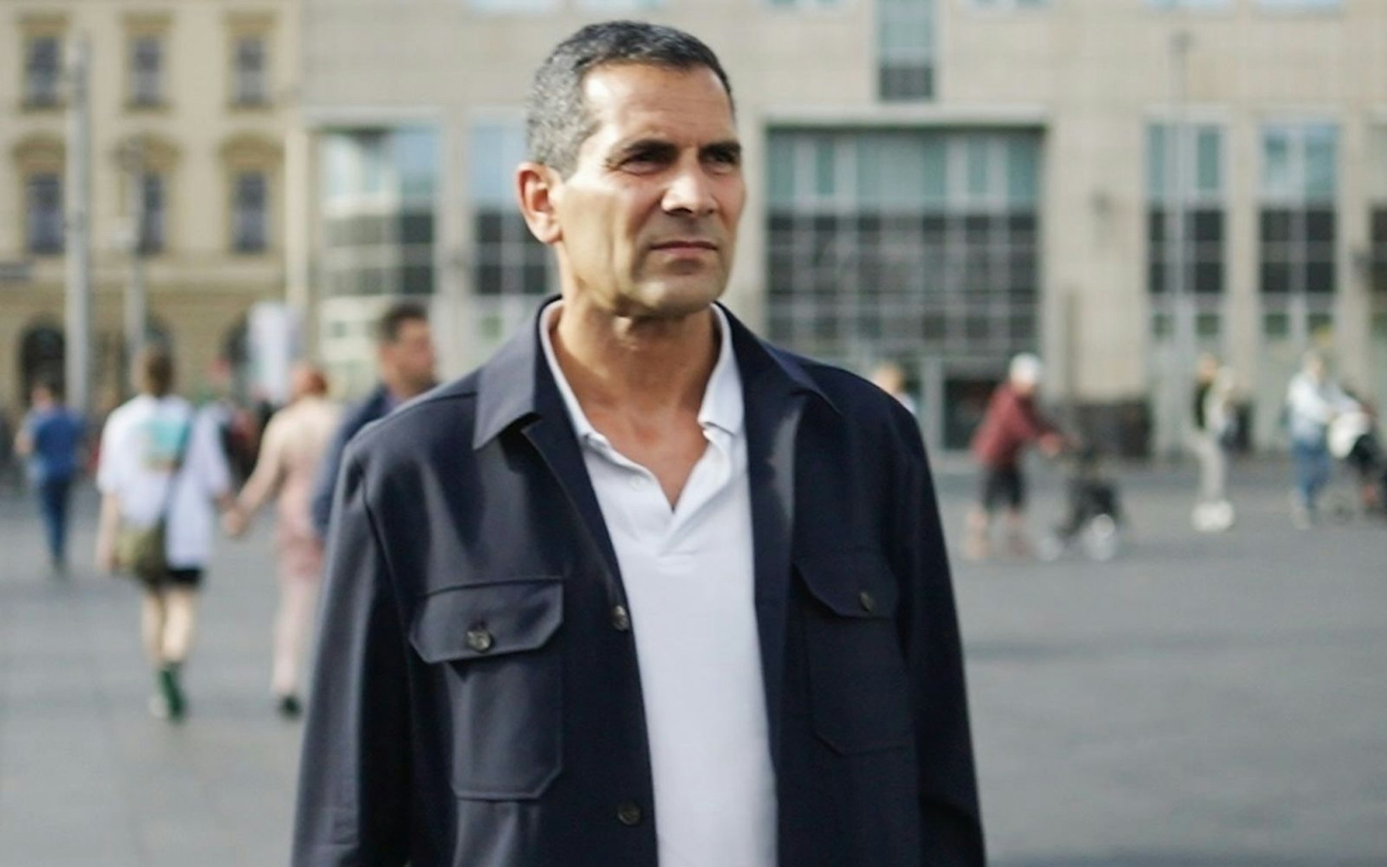 Mitri Sirin kam 1971 in Rheine, Westfalen, auf die Welt. Seine Familie gehörte zur syrischstämmigen und christlichen Minderheit in der Türkei. 2009 trat er erstmals als Nachrichtensprecher im ZDF-Morgenmagazin in Erscheinung. 2013 übernahm er von Cherno Jobatey die Hauptmoderation des Formats. (Bild: ZDF und Mirko Schernickau)