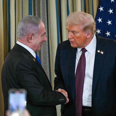 Israels Premierminister Benjamin Netanjahu (l.) wird von US-Präsident Donald Trump am Montag (29. September) im Weißen Haus empfangen.