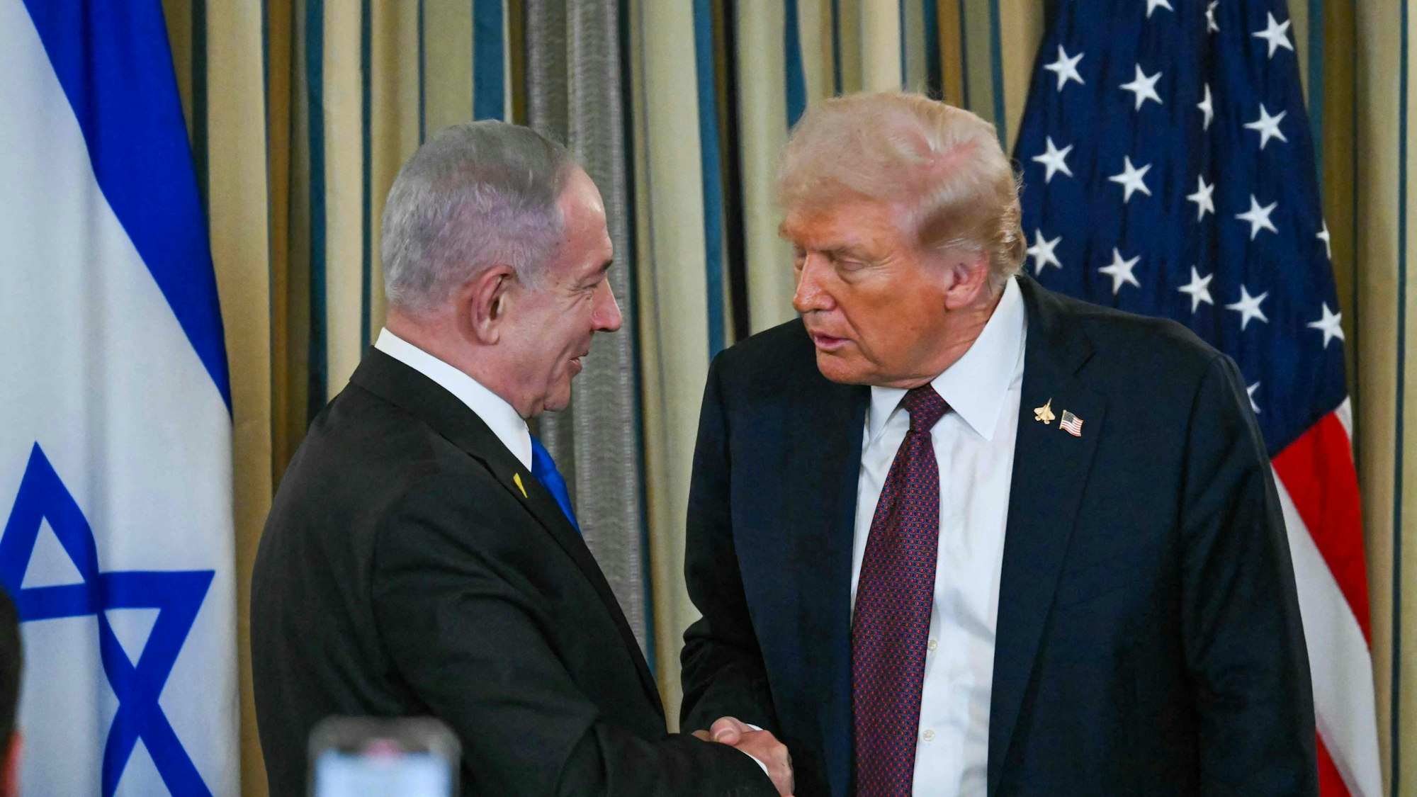Israels Premierminister Benjamin Netanjahu (l.) wird von US-Präsident Donald Trump am Montag (29. September) im Weißen Haus empfangen.