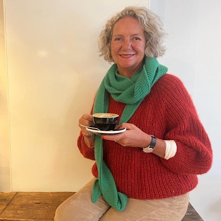 Laura von Welck sitzt mit einer Tasse Kaffee in der Südstadt-Rösterei Ernst
