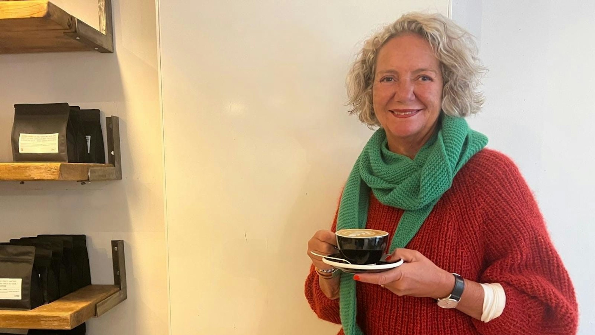 Laura von Welck sitzt mit einer Tasse Kaffee in der Südstadt-Rösterei Ernst