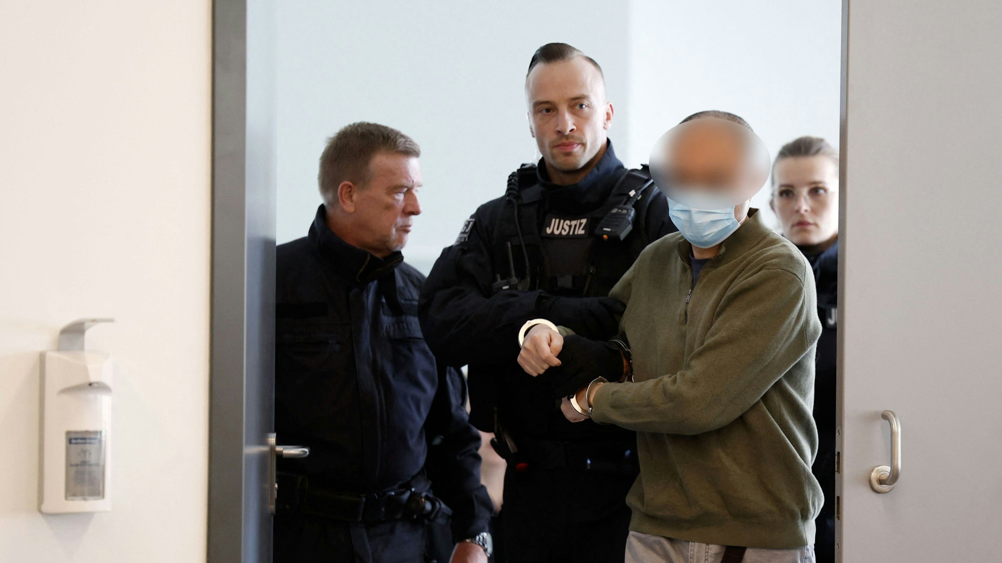 Jian G. am 30.09.2025 im Oberlandesgericht Dresden: Der ehemalige Krah-Mitarbeiter wurde wegen Spionage für China verurteilt.