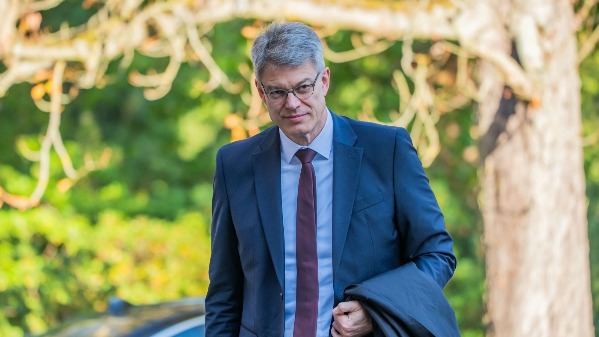 dpatopbilder - 30.09.2025, Berlin: Patrick Schnieder (CDU), Bundesminister für Verkehr, kommt zur Klausurtagung des Bundeskabinetts von CDU, CSU und SPD. Das Kabinett trifft sich zur Klausur in der Villa Borsig, dem Gästehaus des Auswärtigen Amts am Tegeler See in Berlin. Foto: Michael Kappeler/dpa +++ dpa-Bildfunk +++