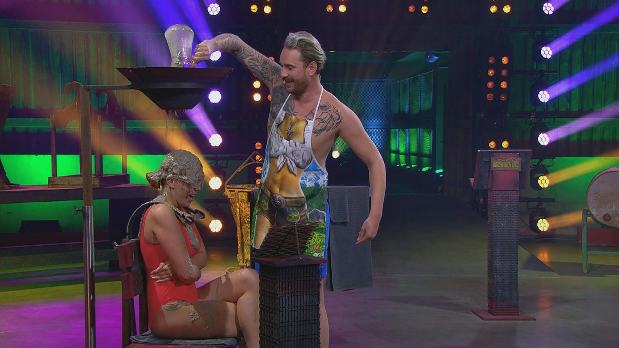 Ekel-Challenge: Wer nix weiß, muss seine Liebste leiden lassen (hier Tara und Dennis). (Bild: RTL)