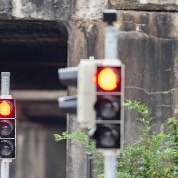 Zwei Ampeln in Rheda-Wiedenbrück, 20 Meter voneinander entfernt, zeigen rot an. Beide Ampeln sind überflüssig, sagt der Steuerzahlerbund.