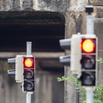 Zwei Ampeln in Rheda-Wiedenbrück, 20 Meter voneinander entfernt, zeigen rot an. Beide Ampeln sind überflüssig, sagt der Steuerzahlerbund.