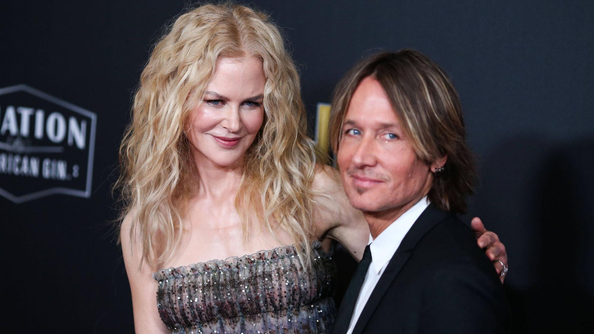 Nicole Kidman und Keith Urban umarmen sich.