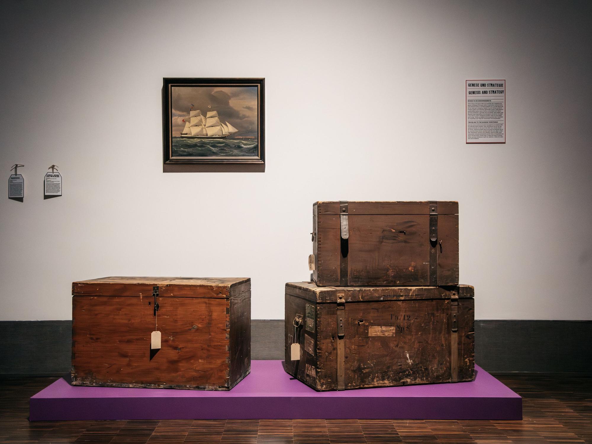 Transportkisten in der Kölner Ausstellung „Missionssammlungen ausgepackt“