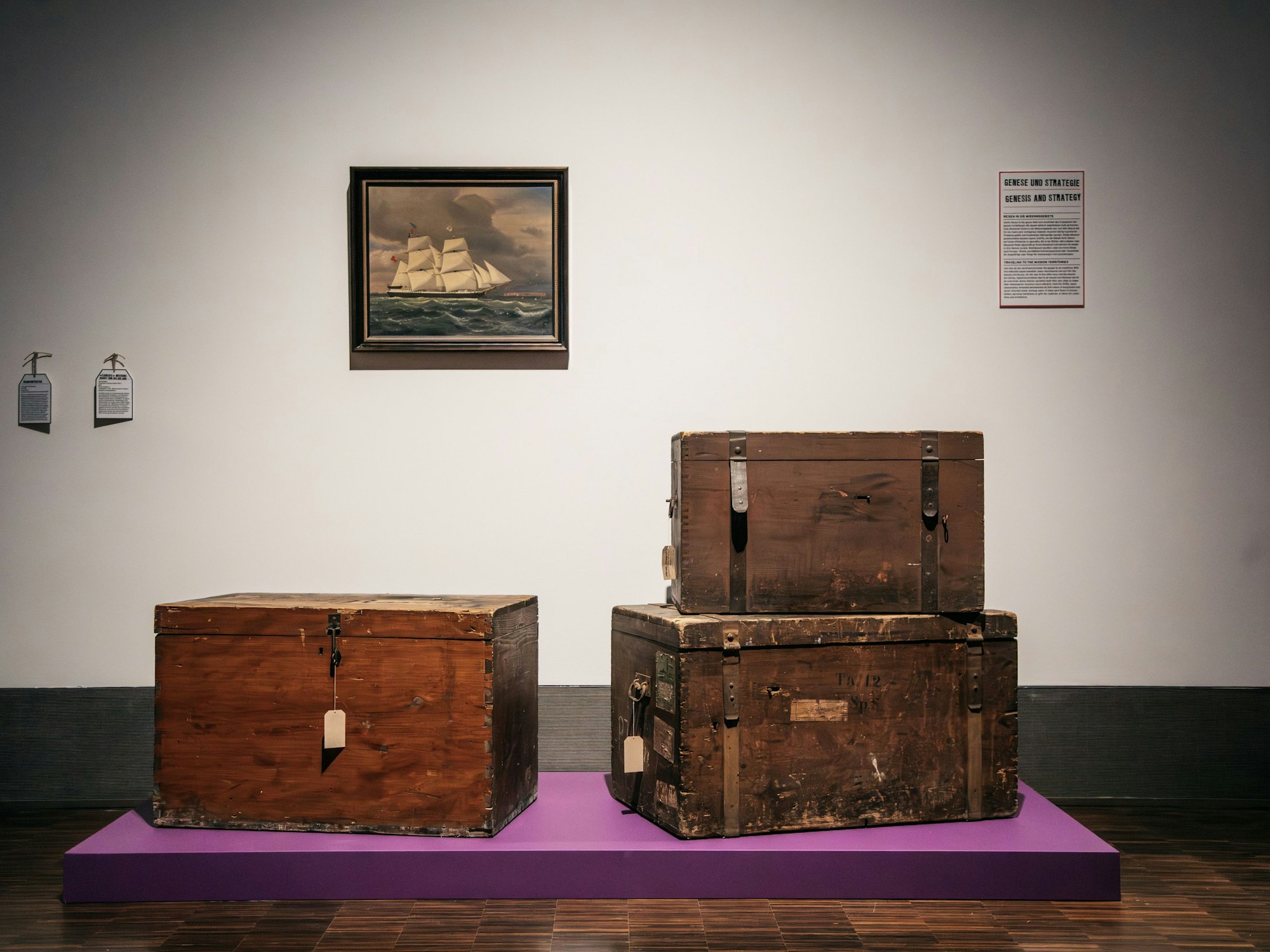 Transportkisten in der Kölner Ausstellung „Missionssammlungen ausgepackt“