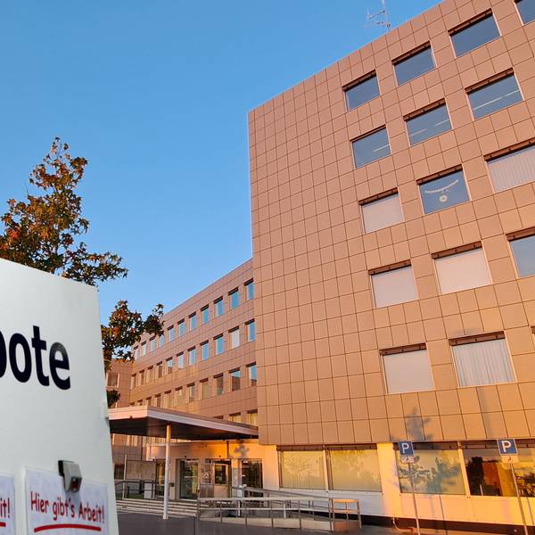 Vor dem Kreishaus in Bergisch Gladbach-Heidkamp steht ein Schild mit der Aufschrift „Stellenangebote“.