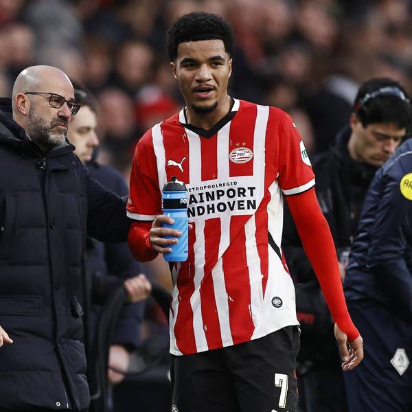 EINDHOVEN - l-r Noa Lang of PSV Eindhoven, PSV Eindhoven coach Peter Bosz, Malik Tillman of PSV Eindhoven during the Dutch Eredivisie match between PSV Eindhoven and Feyenoord Rotterdam at Phillips Stadium on Dec. 22, 2024 in Eindhoven, Netherlands. ANP MAURICE VAN STEEN Dutch Eredivisie 2024/25 xVIxANPxSportx/xxANPxIVx 516192395 originalFilename: 516192395.jpg