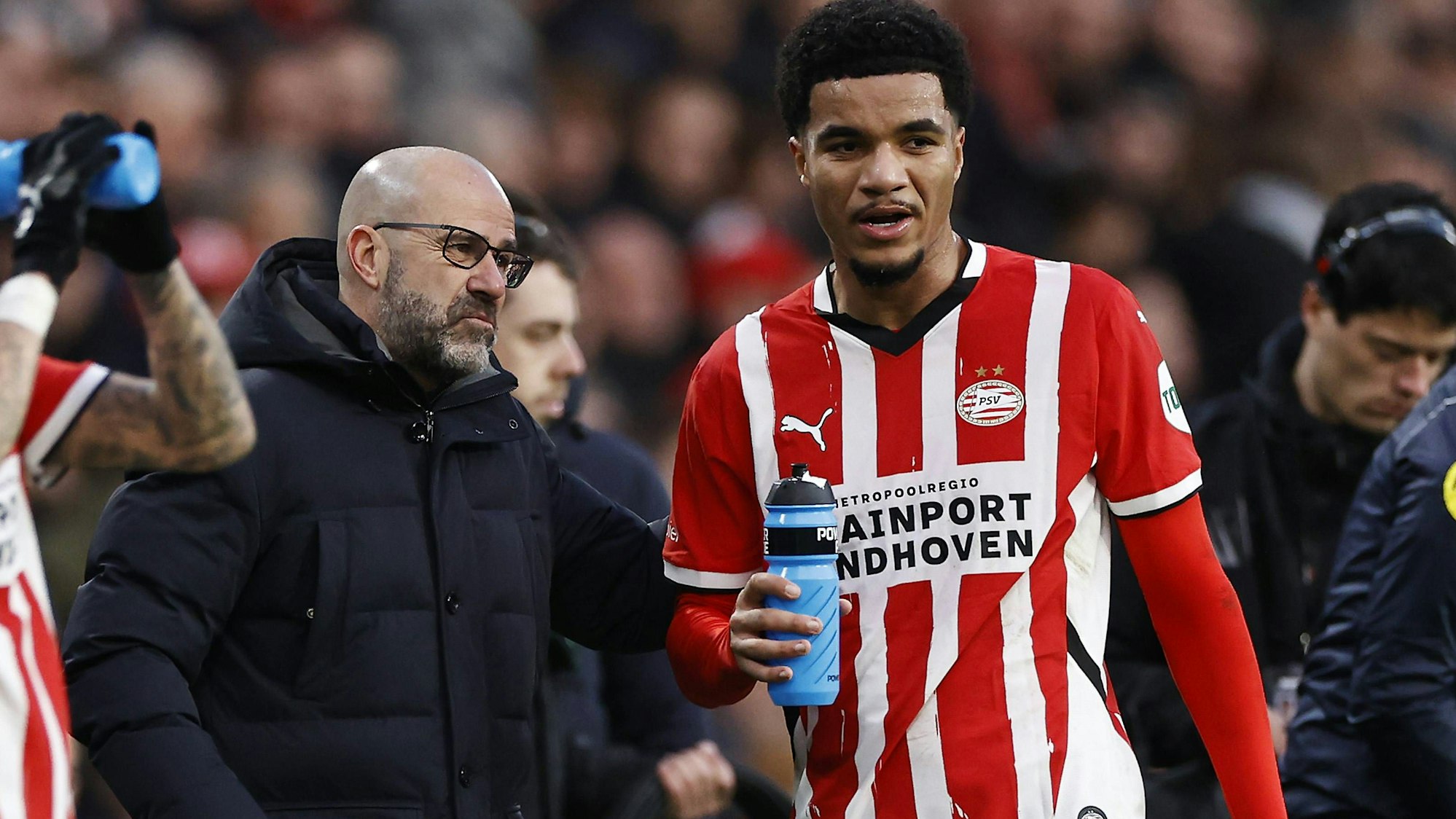 EINDHOVEN - l-r Noa Lang of PSV Eindhoven, PSV Eindhoven coach Peter Bosz, Malik Tillman of PSV Eindhoven during the Dutch Eredivisie match between PSV Eindhoven and Feyenoord Rotterdam at Phillips Stadium on Dec. 22, 2024 in Eindhoven, Netherlands. ANP MAURICE VAN STEEN Dutch Eredivisie 2024/25 xVIxANPxSportx/xxANPxIVx 516192395 originalFilename: 516192395.jpg