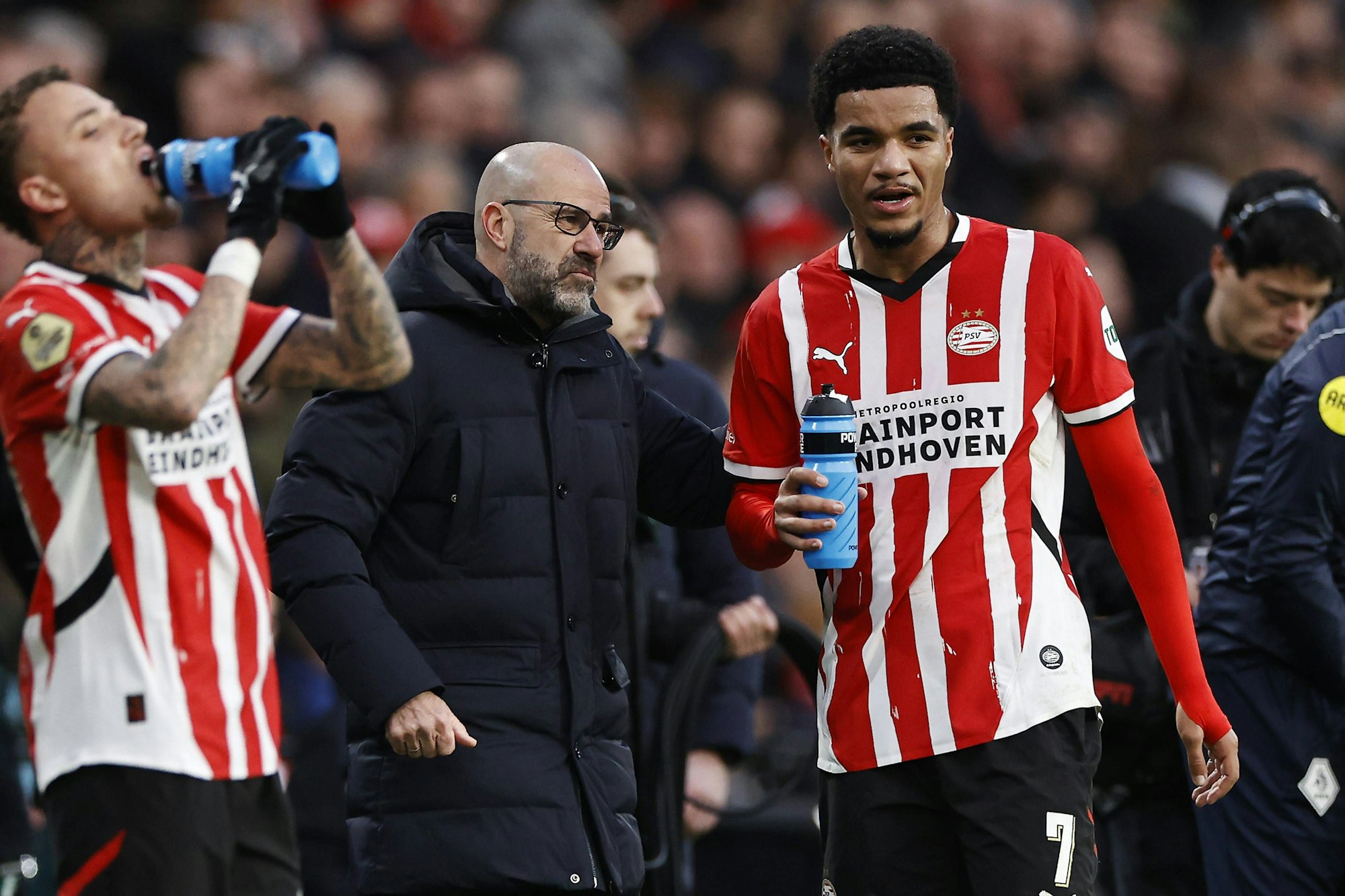 EINDHOVEN - l-r Noa Lang of PSV Eindhoven, PSV Eindhoven coach Peter Bosz, Malik Tillman of PSV Eindhoven during the Dutch Eredivisie match between PSV Eindhoven and Feyenoord Rotterdam at Phillips Stadium on Dec. 22, 2024 in Eindhoven, Netherlands. ANP MAURICE VAN STEEN Dutch Eredivisie 2024/25 xVIxANPxSportx/xxANPxIVx 516192395 originalFilename: 516192395.jpg
