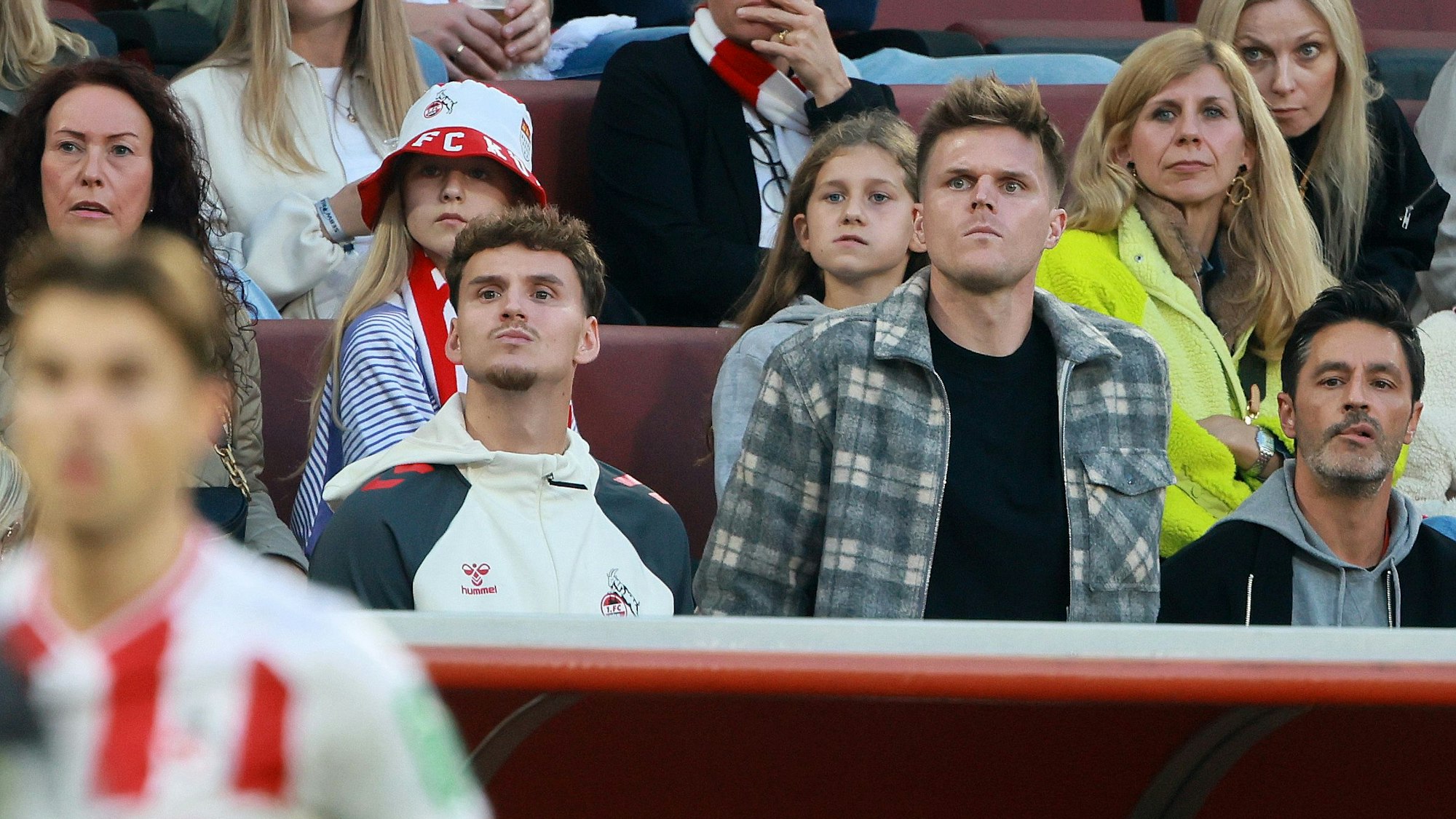 1. FC Köln vs. VFB Stuttgart, 5. Spieltag, 2Marius Bülter musste bei der 1:2-Niederlage des 1. FC Köln gegen den VfB Stuttgart verletzt zuschauen.8.09.2025, 17.30 Uhr, Rav van den Berg, Marius Bülter (1. FC Köln), Bild: Herbert Bucco