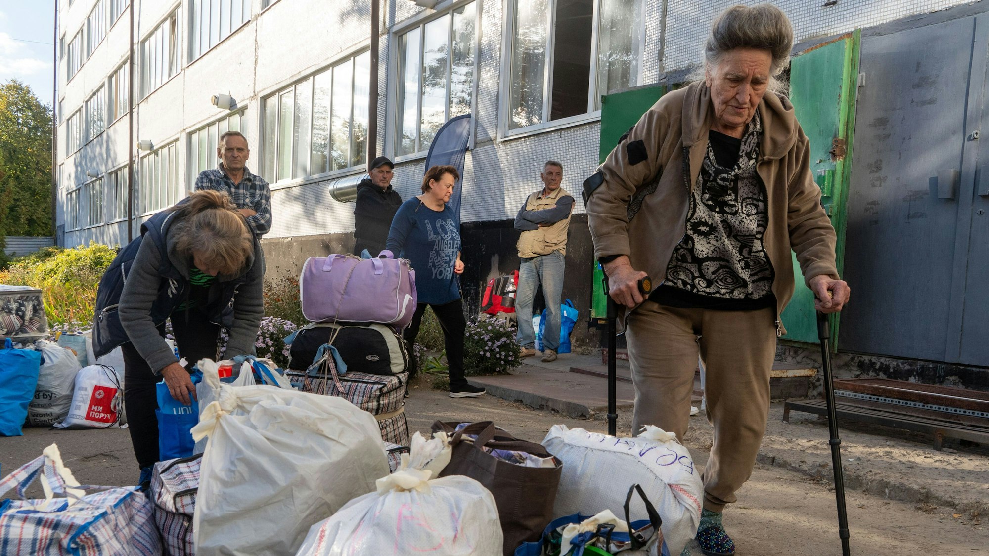 Geflüchtete aus der Region Donezk, dem Schauplatz schwerer Kämpfe mit den russischen Truppen, warten an einem Bahnhof in Losowa, Region Charkiw, auf ihre Evakuierung. (Archivbild)