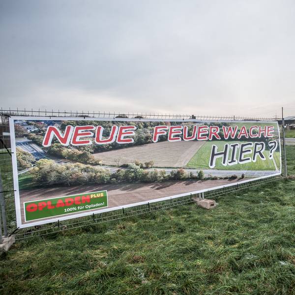 Plakat am Standort der geplanten Feuer- und Rettungswache Auf den Heunen