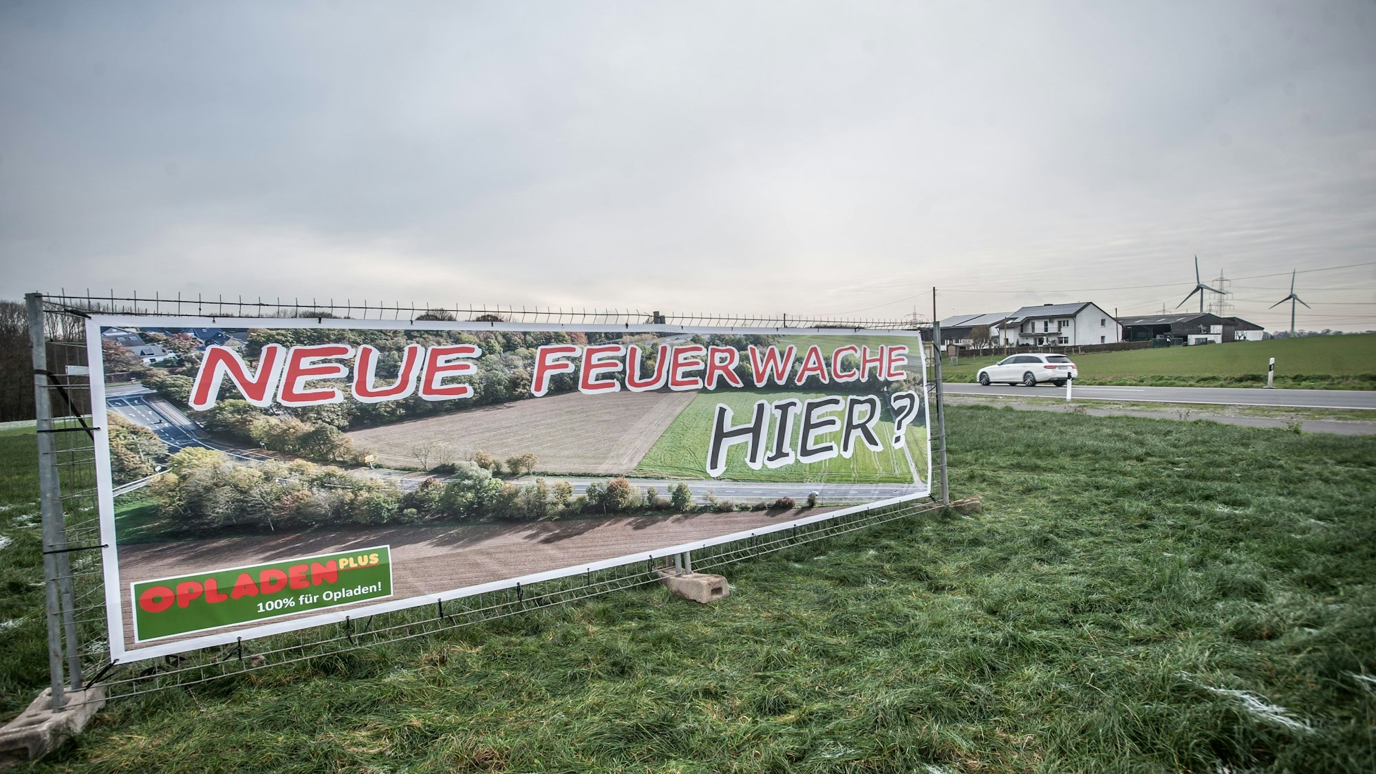 Plakat am Standort der geplanten Feuer- und Rettungswache Auf den Heunen