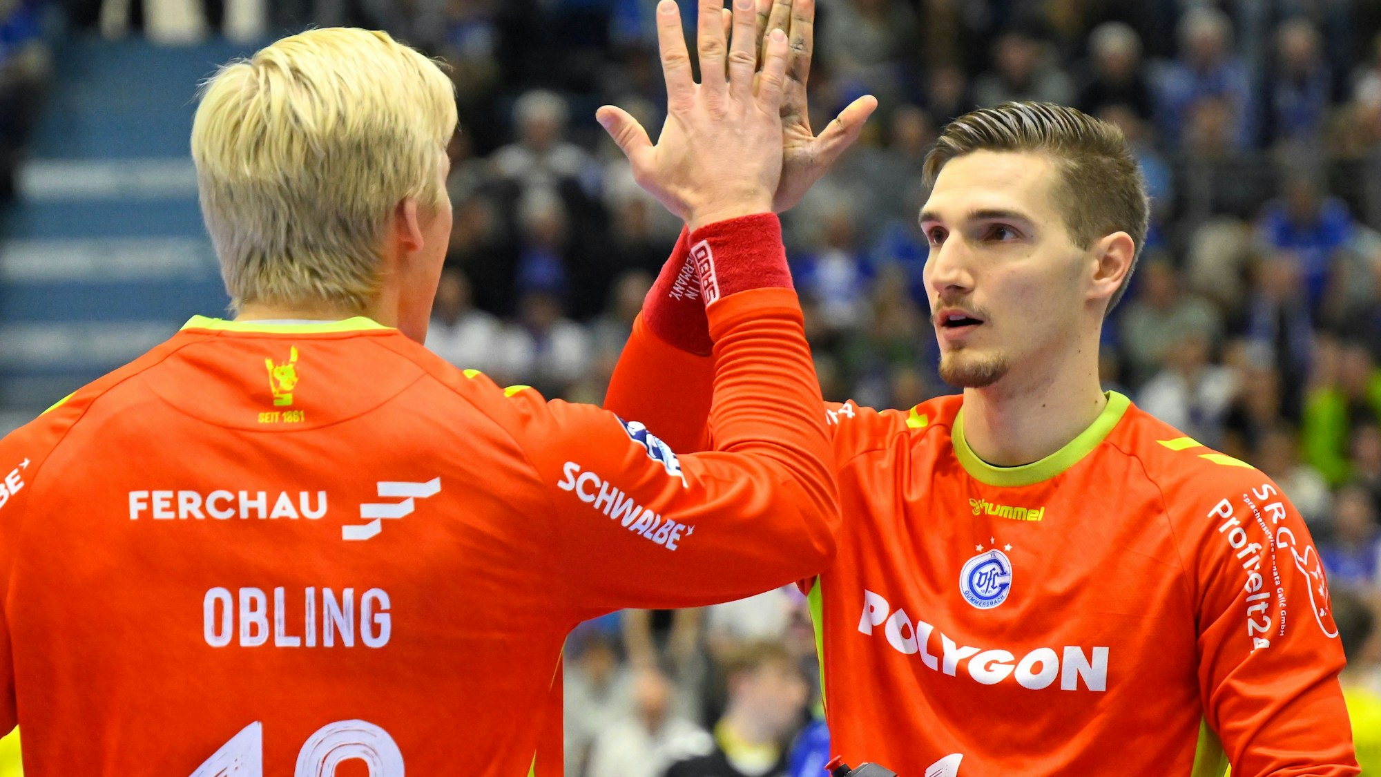 Zwei Torhüter des VfL Gummersbach klatschen sich ab.