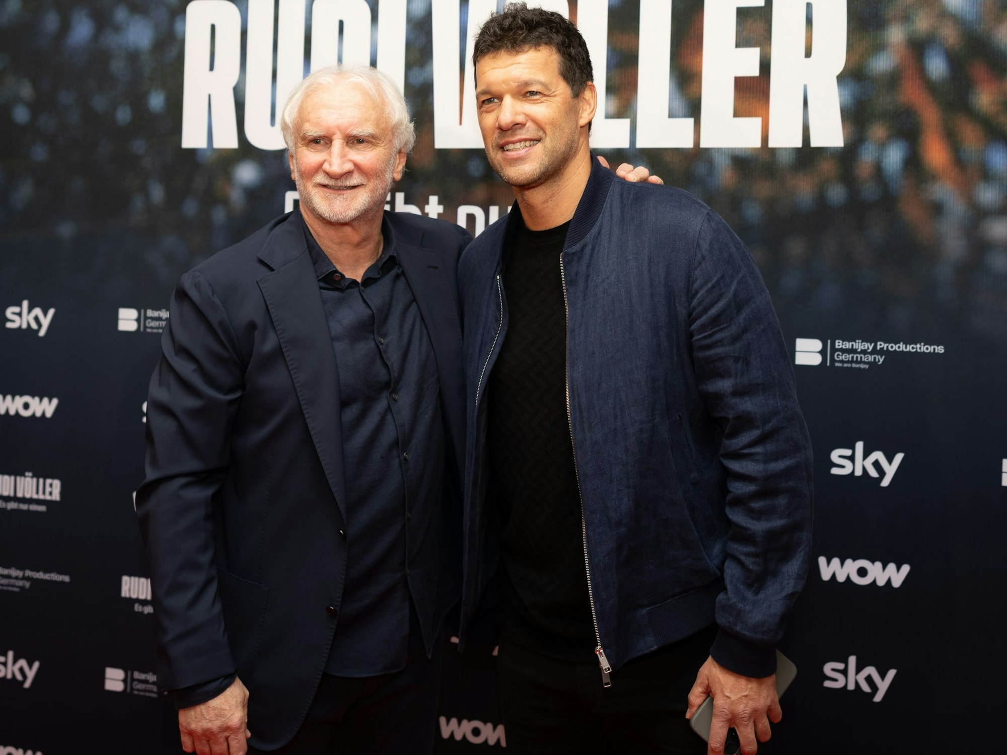 Rudi Völler umarmt Michael Ballack.