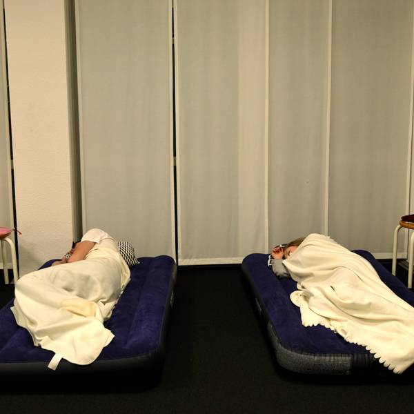 Kölner Studierende in einer Notschlafstelle auf Luftmatratzen