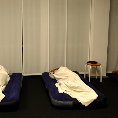 Kölner Studierende in einer Notschlafstelle auf Luftmatratzen