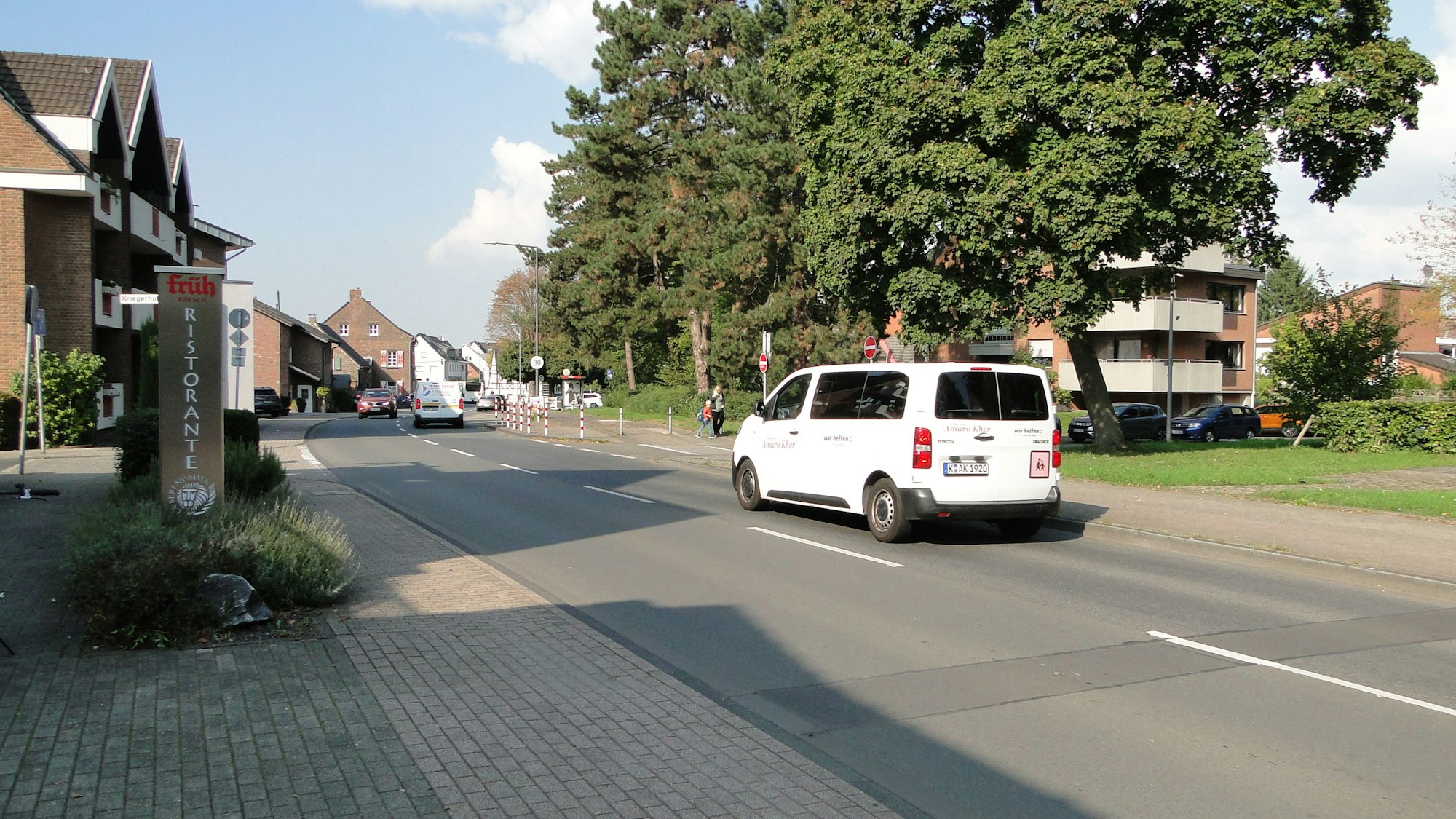 Autos fahren über eine zweispurige Straße.