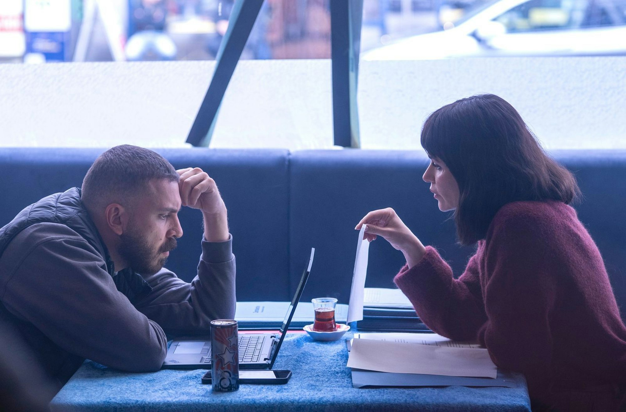Maryam Azadi (Melika Foroutan) und Hamza Kulina (Edin Hasanovic) versuchen weitere Opfer des Serientäters zu identifizieren. (Bild: HR/Degeto/Sommerhaus/Daniel Dornhöfer)