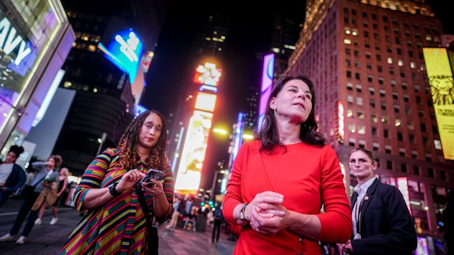 Annalena Baerbock am New Yorker Times Square.