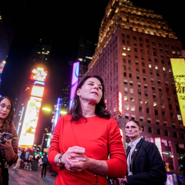Annalena Baerbock am New Yorker Times Square.